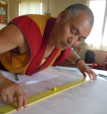 Lama Sangye Monlam drawing a MaGyud mandala; photo: Largen 2013